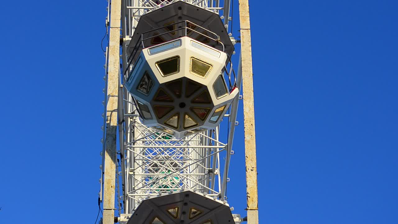 Riesenrad vor dem Himmel. Aufnahme am Abend