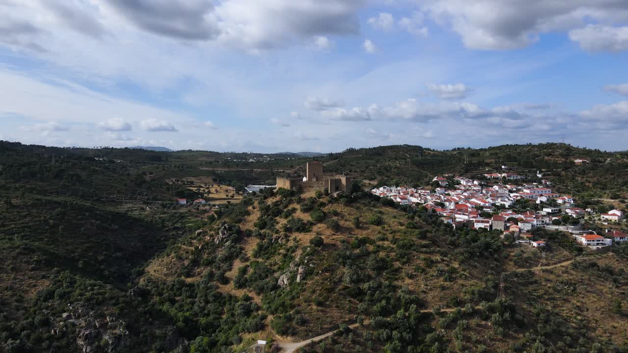 아름 다운 맑은 푸른 하늘 날에 산 꼭대기에 벨버 고대 성의 공중보기