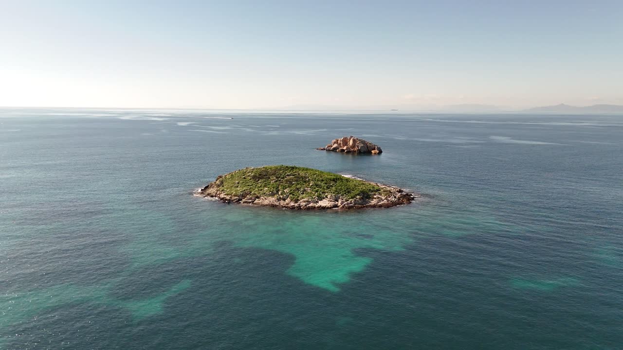 Ripresa con drone di un'isola isolata nell'oceano aperto.