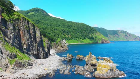 rugged-coastline-of-Shiretoko