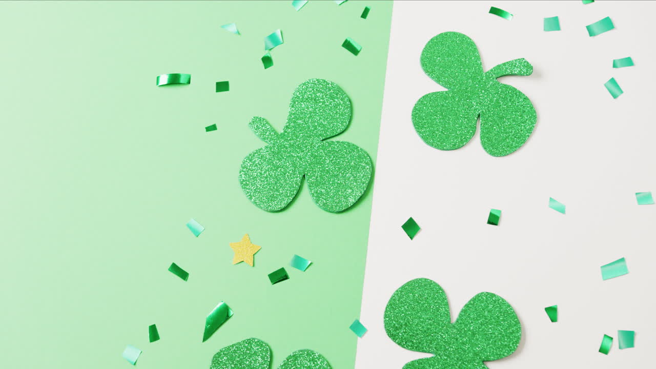 video de las hojas de trébol verde de san patricio con espacio de copia en un fondo verde a blanco
