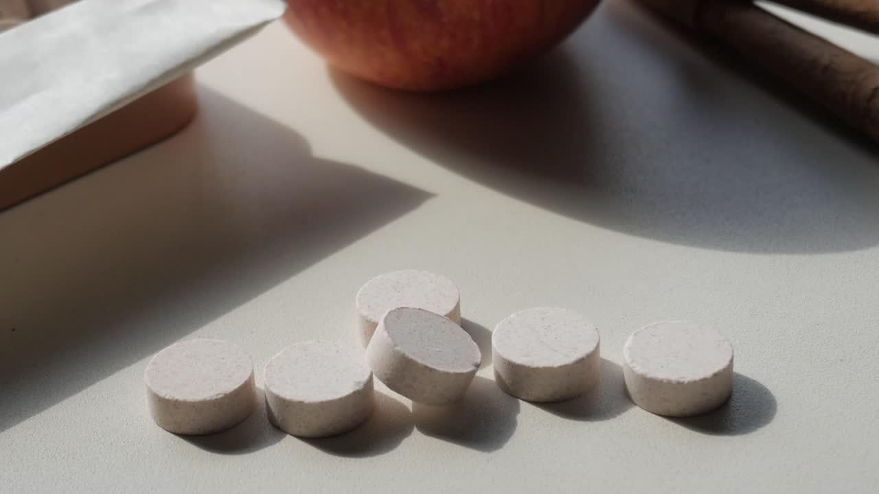 건강한 생활 방식의 성분: 사과, 간장, 그리고 태블릿