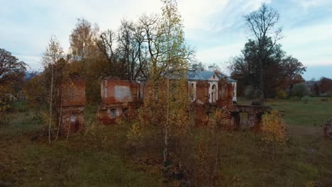 Vista-Aérea-De-Las-Ruinas-De-Una-Antigua-Mansión-En-Otoño-Dorado