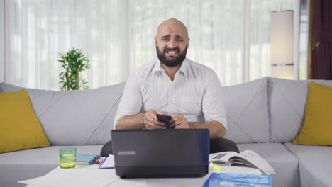 Home-office-worker-man-showing-his-empty-wallet-to-the-camera.