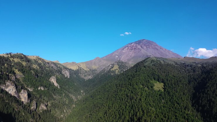 Vulcano Popocatépetl, giornata limpida e soleggiata a Puebla, Messico - ripresa con drone in discesa.