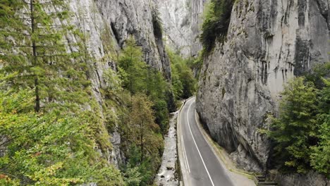 Río-Bicaz-A-Lo-Largo-De-La-Carretera-Vacía-Dentro-Del-Parque-Nacional-Cheile-Bicazului-Hasmas-En-Rumania