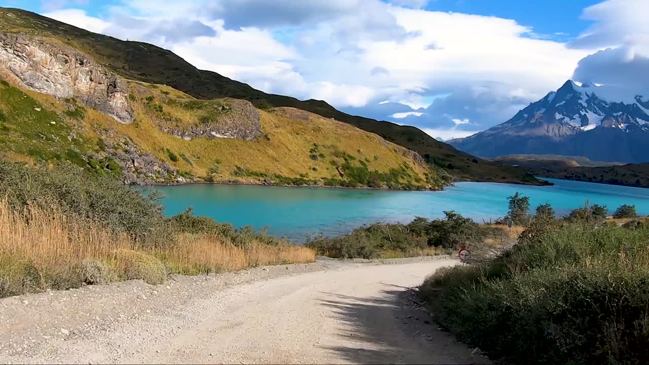 conduciendo el lago pehoe cerca de torres del paine y cerro paine grande en la patagonia chilena