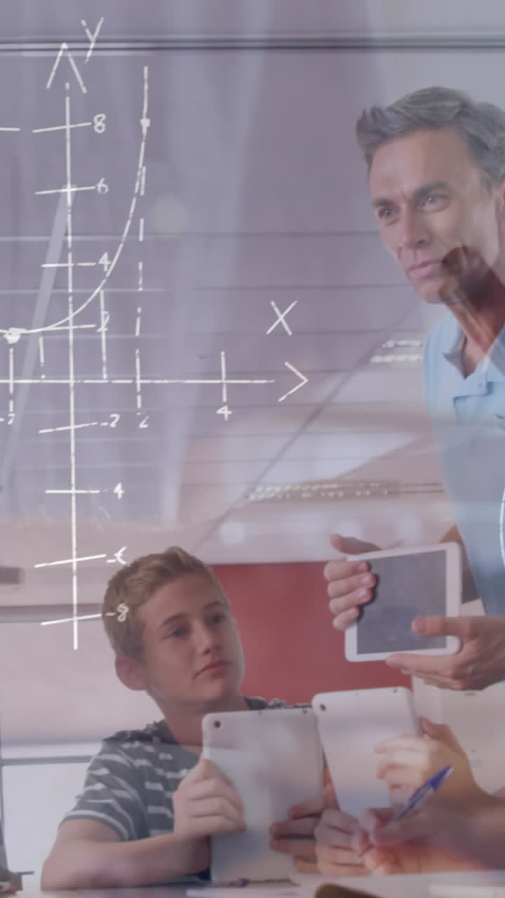 animación de ecuaciones matemáticas sobre maestros varones y escolares que usan tabletas en el aula