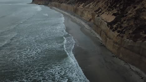 Vista-Desde-Un-Dron-Volando-Sobre-La-Costa-Siguiendo-La-Playa