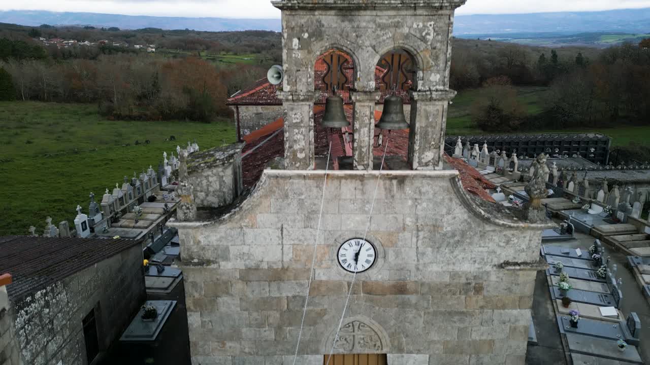 el dron desciende para establecer la iglesia de san martín de betan con cadenas que conducen a las campanas.