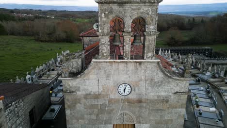 Drohne-Steigt-Herab,-Um-Die-Kirche-San-Martino-De-Betan-Zu-Errichten,-Mit-Ketten,-Die-Zu-Glocken-Führen