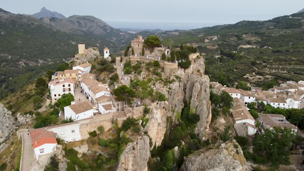 hermosa toma aérea sobrevolando la ciudad de guadalest en alicante, españa