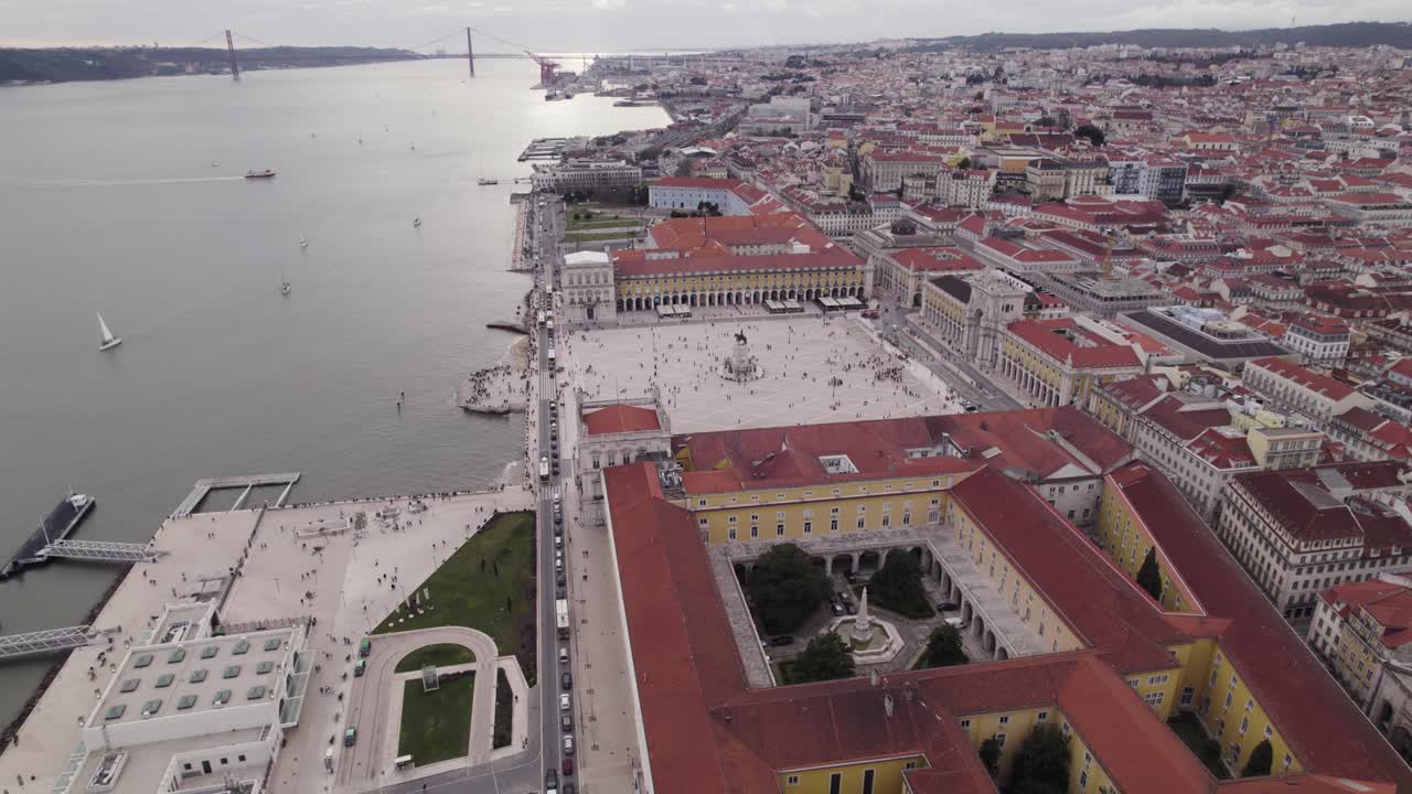 Avvicinamento aereo di Praça do Comércio, con lo skyline di Lisbona sullo sfondo