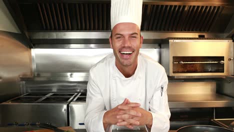 el jefe de cocina riguroso hace la presentación de los platos