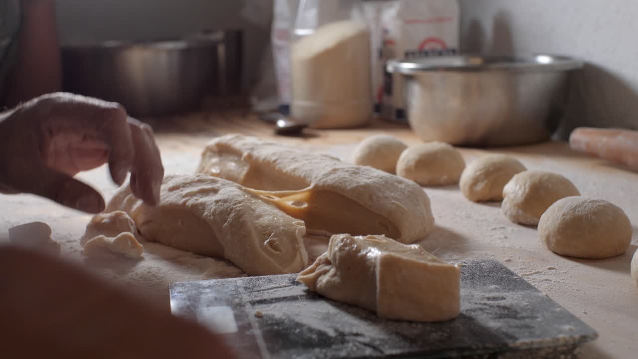 Jovem trabalhador latino em uma padaria mexicana medindo, cortando, pesando em balanças e formando pães, em câmera lenta, pão orgânico e sem glúten.