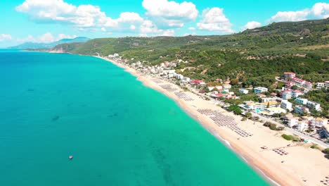 drones vuelan sobre una hermosa playa en grecia