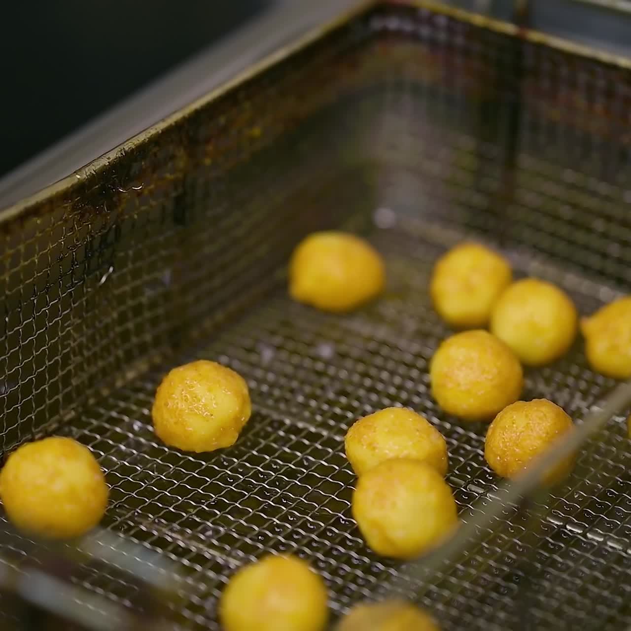 Fries in the deep fryer