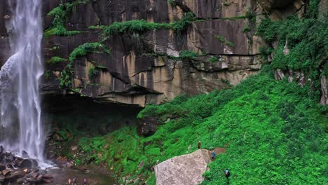 Vista-Aérea-De-La-Cascada-Jogini-En-Manali,-Himachal-Pradesh---Cascada-Jogini-Zumbante