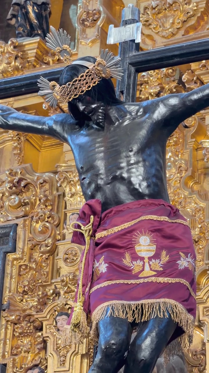 Statua del Cristo Nero crocifisso all'interno della Cattedrale di Città del Messico con altare ornato, verticale