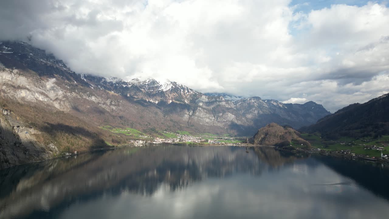 vista panorámica del famoso lago walensee unterterzen frente a las montañas nevadas en suiza