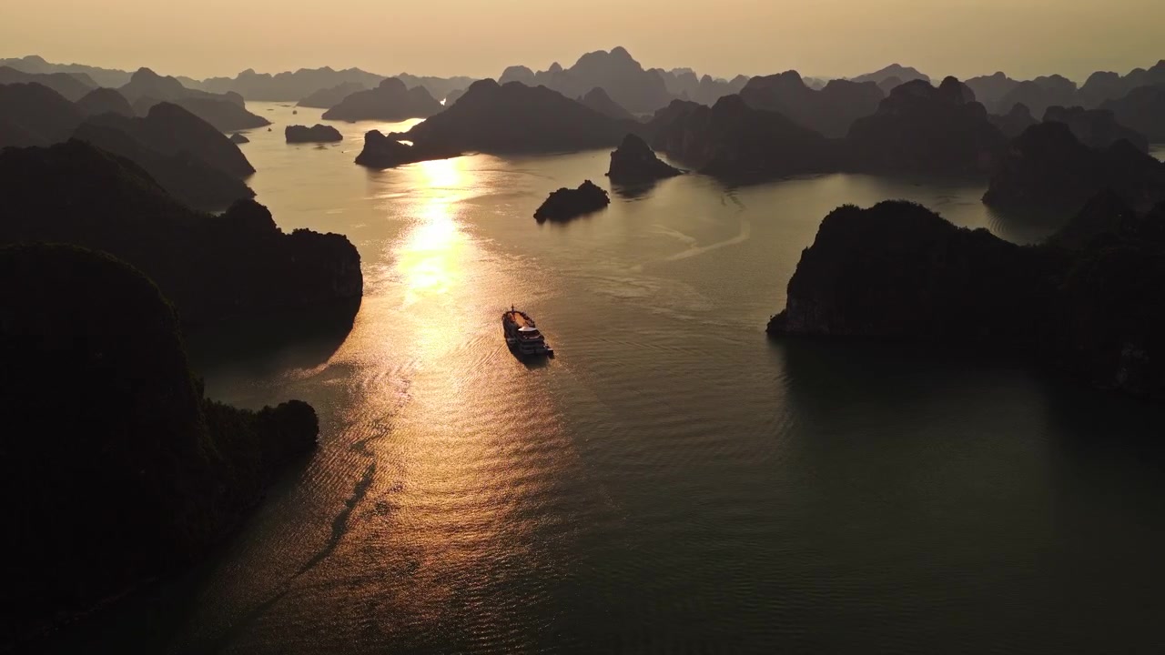 Vietnam Cruiseschip Boot Ha Long Bay Eilandlandschap Gouden Uur Zonsondergang Luchtopname
