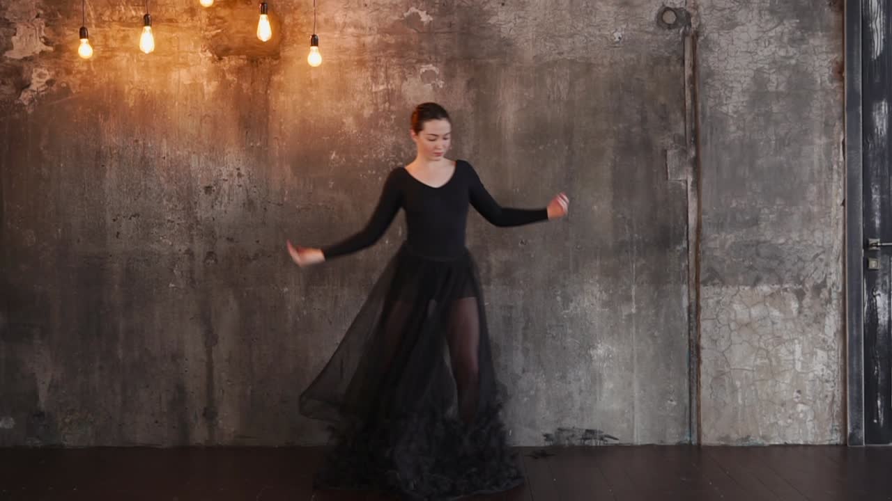 검은 드레스를 입은 발레 댄서