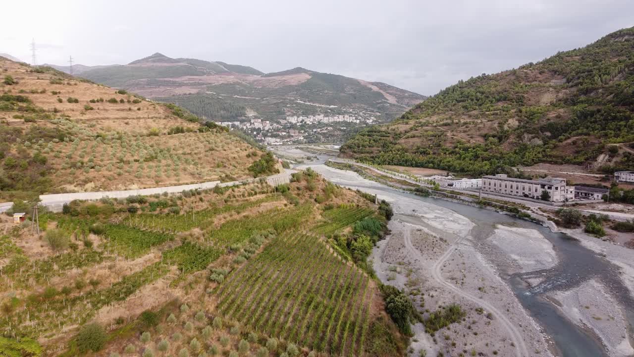 Strada panoramica lungo il fiume Osum verso il Canyon dell'Osum, Albania.