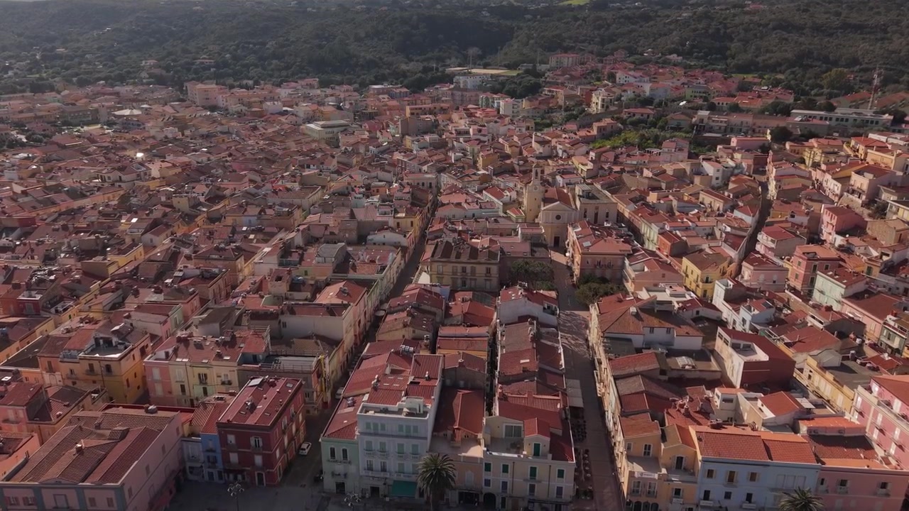 Vista aerea panoramica della città medievale di Carloforte sull'isola di San Pietro, Sardegna, Italia.