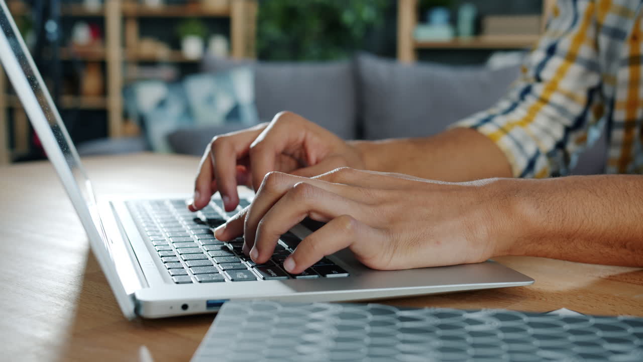 persona escribiendo en una computadora portátil