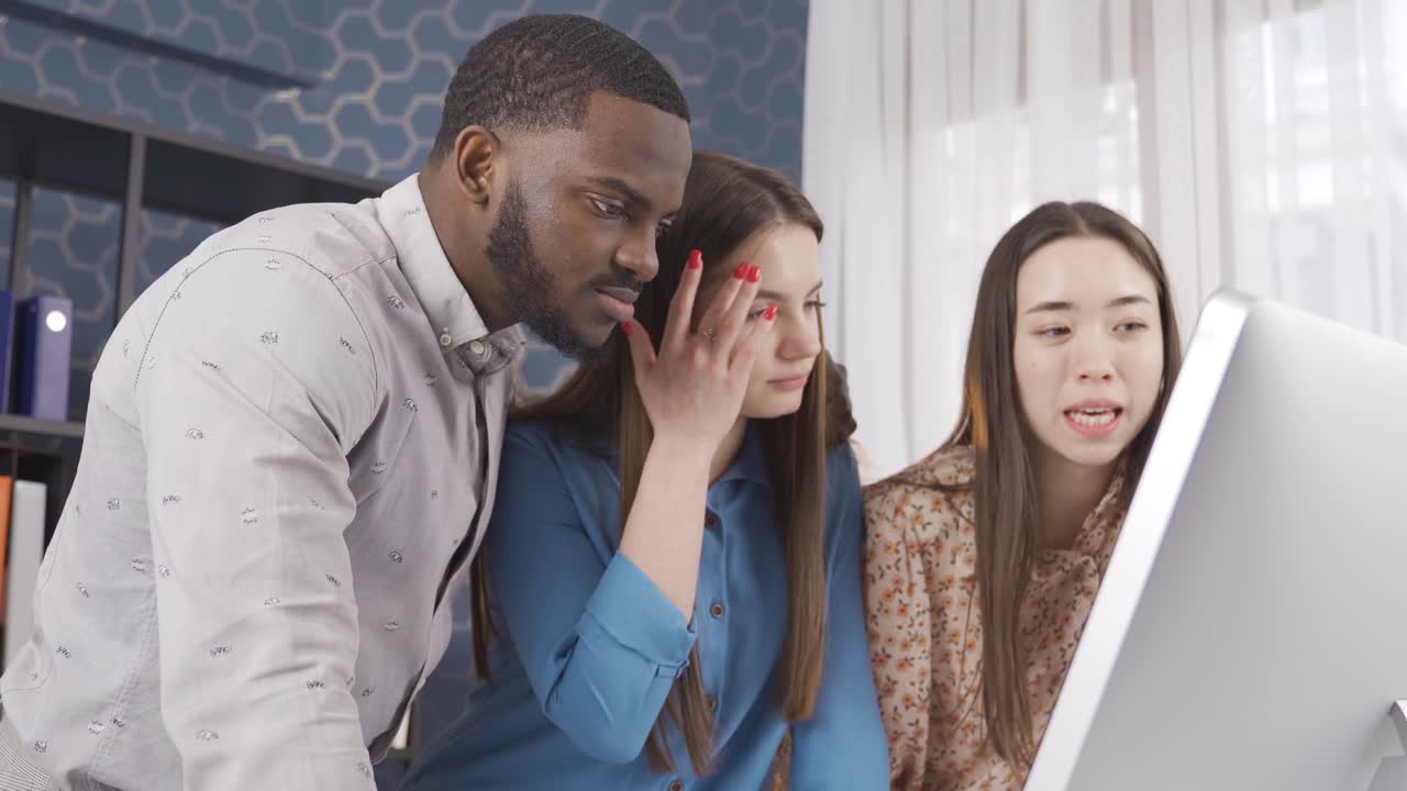 직장에서 함께 일하는 다민족 전문 사무직 직원들.