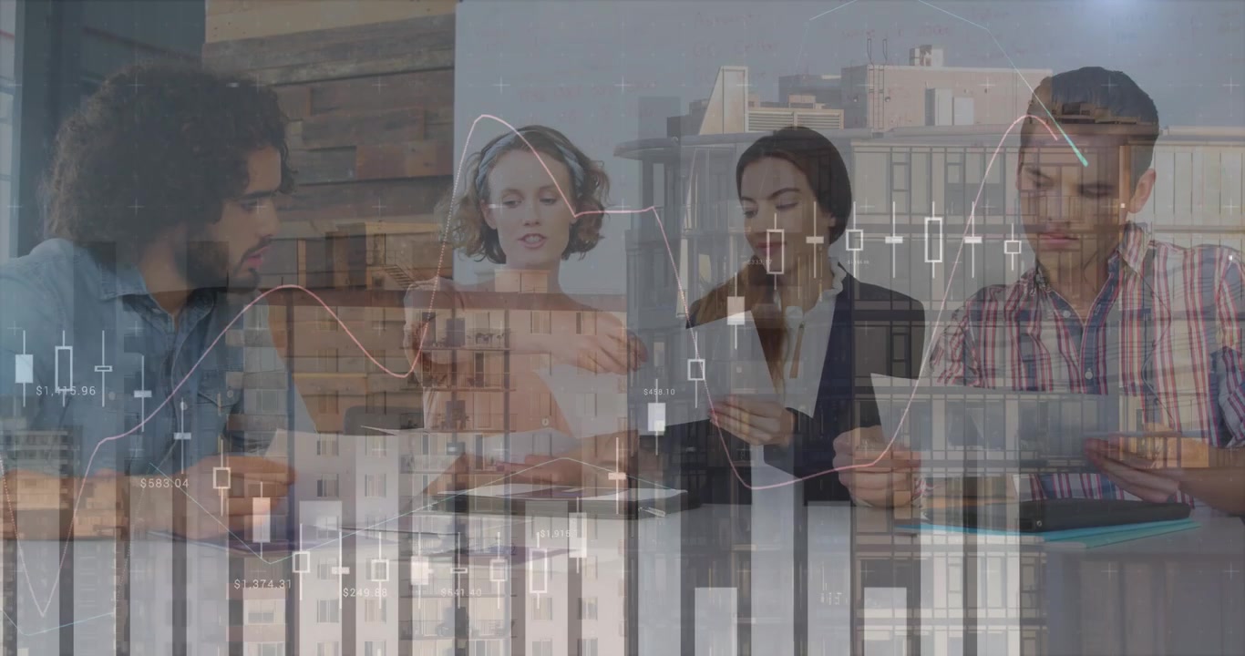 Animação de Gráficos Financeiros, Dados e Paisagem Urbana sobre Diversos Empresários Conversando no Escritório