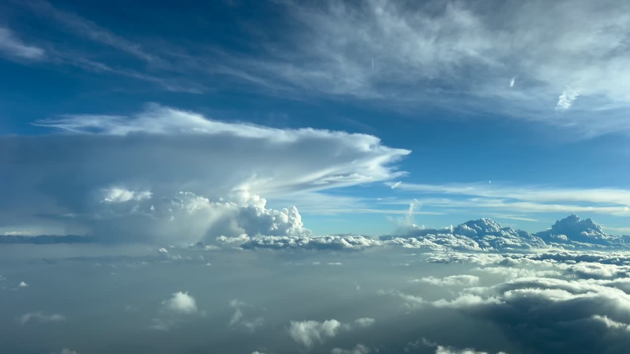 하늘 위에서 볼 수 있는 폭풍우의 하늘