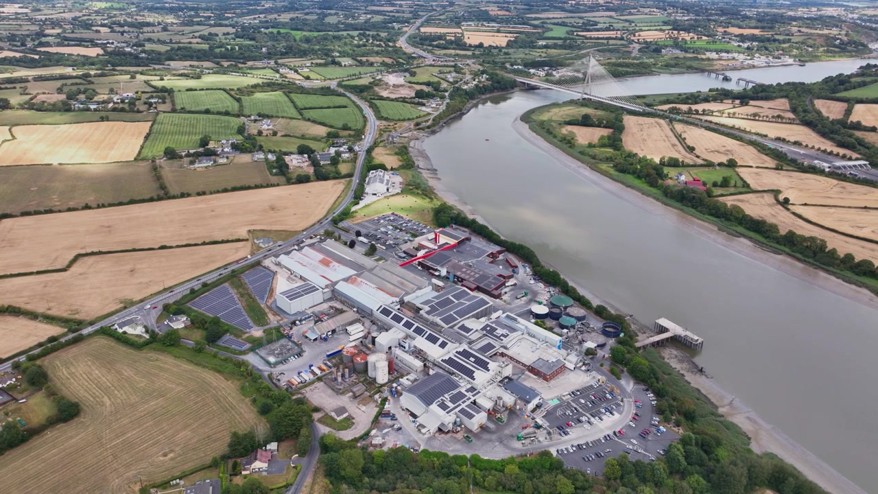 Panoramica aerea con drone di Grannagh, Contea di Kilkenny, che offre una posizione ideale per la lavorazione della carne e le esportazioni europee, con vicinanza a Waterford City, al fiume Suir e alle principali autostrade.