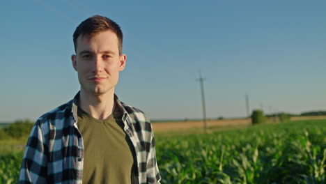 agricultor en el campo de maíz