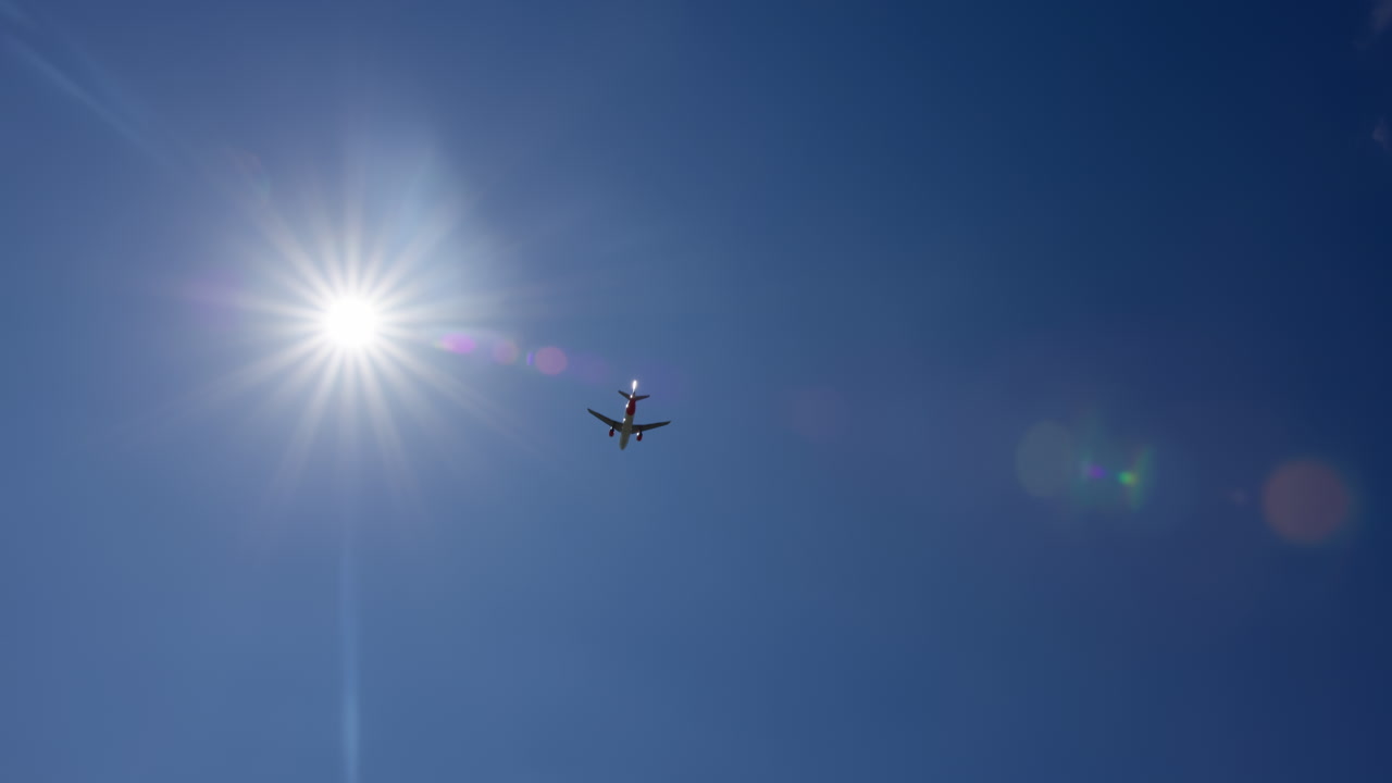 태양과 함께 파란 하늘에 비행기