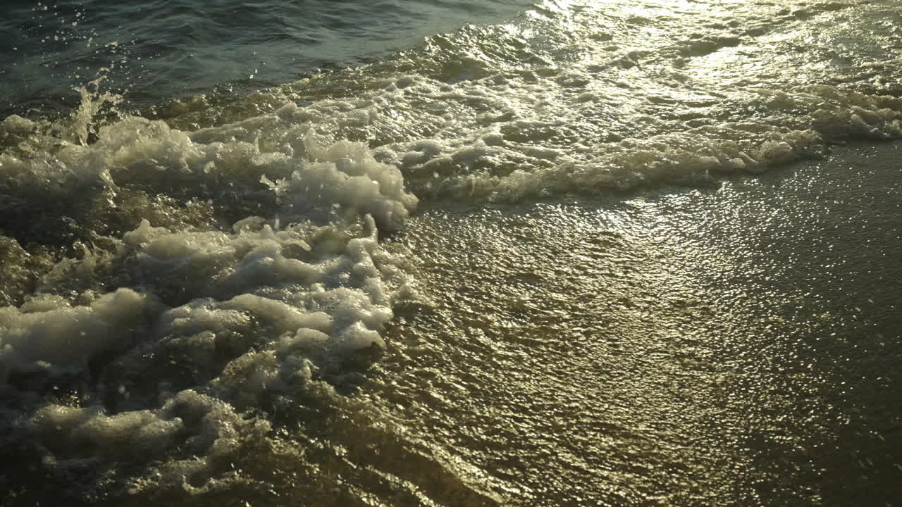 해가 지면 해변에 파도가 부히고