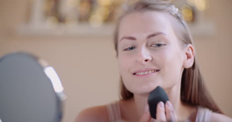 Mujer-Atractiva-Haciendo-Maquillaje-Aplaudiendo-Polvo-2