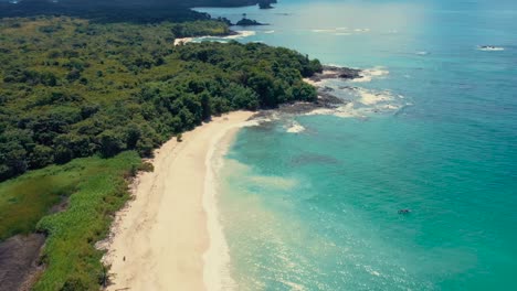 Drone-footage-of-a-wonderful-island-with-a-beautiful-beach,-tilt-up-movement-revealing-the-beach-side