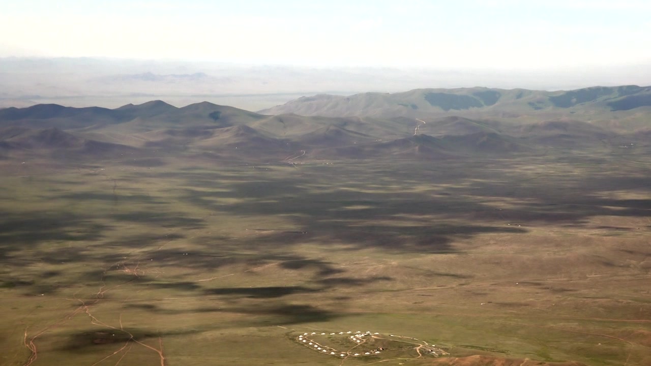 Vista aerea della steppa mongola con un accampamento di ger nomadi