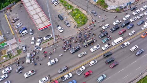 mucha gente en la carretera afligida tras la muerte del famoso jhonny ventura en república dominicana