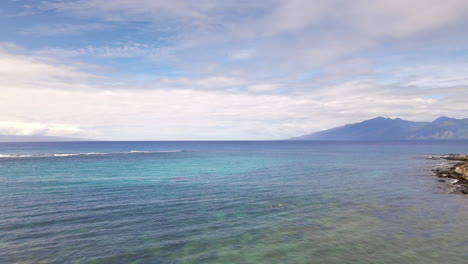 Aerial-Dolly-Vom-Sandstrand-In-Den-Offenen-Pazifischen-Ozean-In-Der-Bucht-Von-Napili,-Maui,-Hawaii