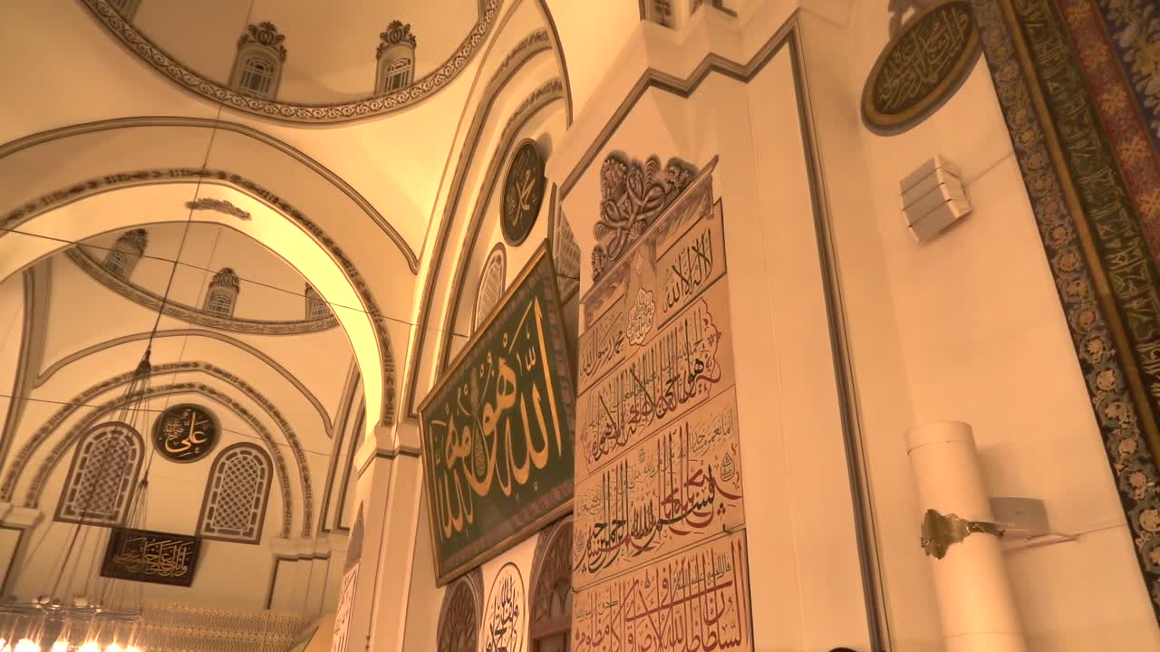 Interno della Grande Moschea Storica Gigante più bella del mondo.