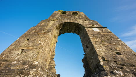 Zeitraffer-Des-Donaghmore-Round-Tower-Als-Historische-Mittelalterliche-Ruine-An-Einem-Sonnigen-Tag-In-Der-Grafschaft-Louth-In-Irland