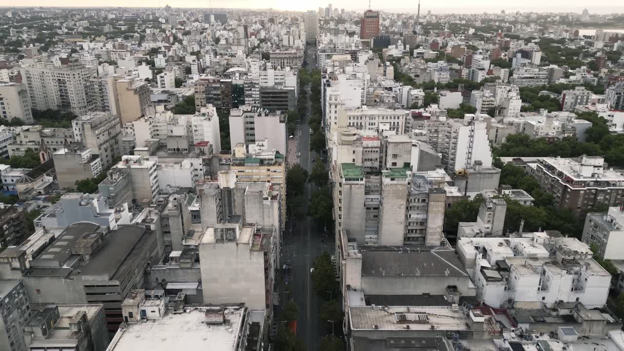 dron sobre montevideo capital de uruguay paisaje urbano centro histórico centro de la ciudad