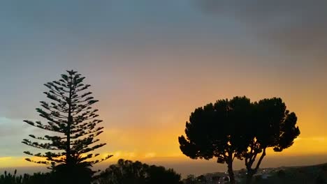 relámpagos crepitan en el cielo al atardecer