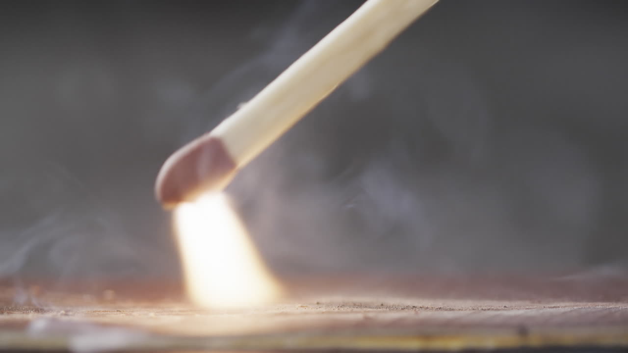 노란색 불꽃과 검은색 배경의 복사 공간으로 경기의 클로즈업 비디오