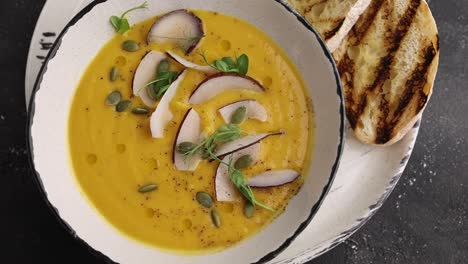 sopa de calabaza cremosa con coco y pan tostado