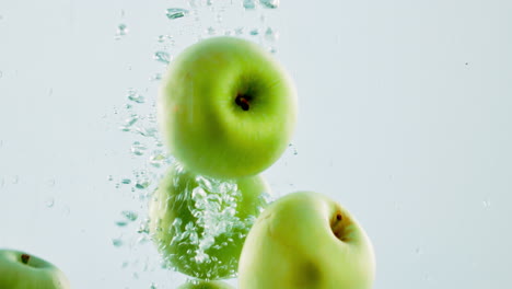 manzanas verdes en agua