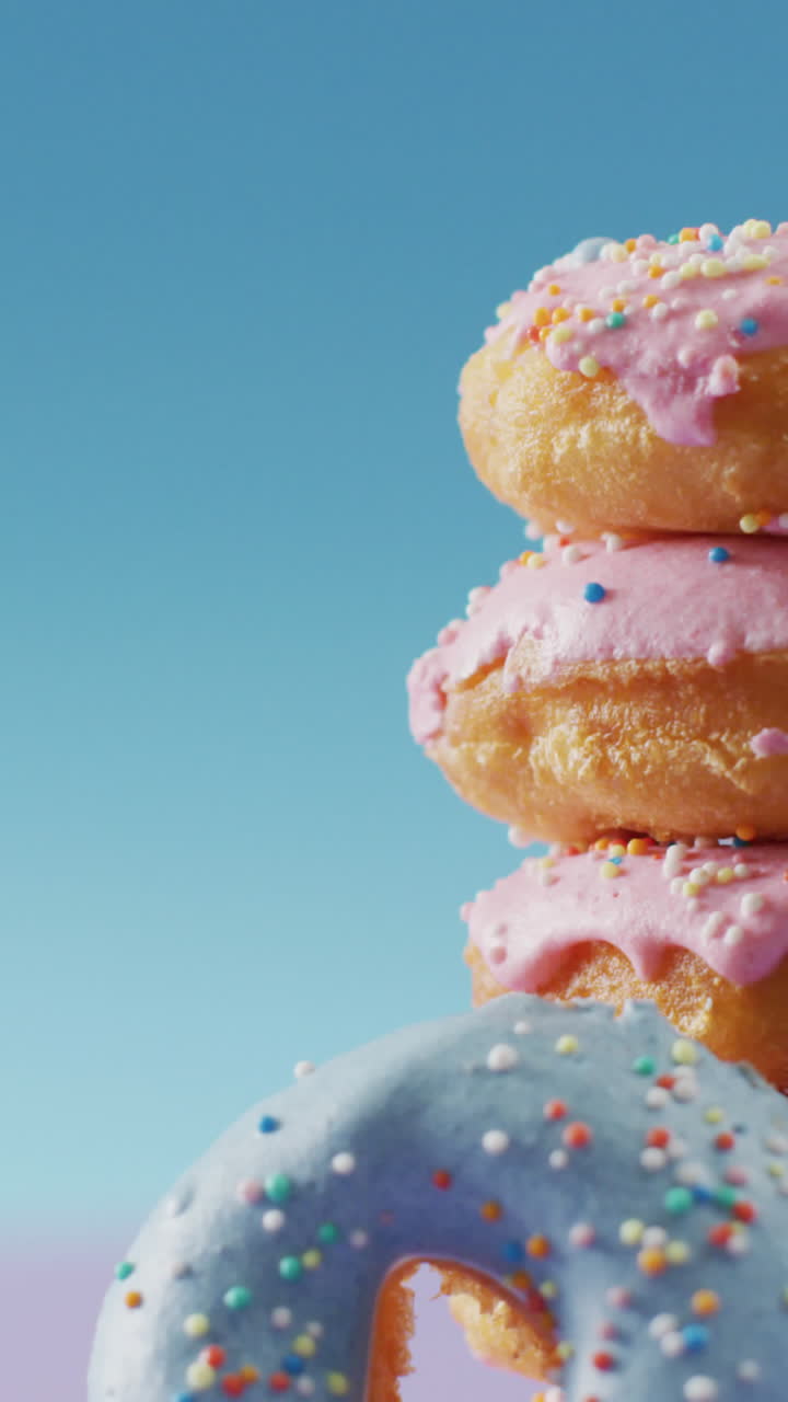 video de rosquillas con glaseado en fondo rosa y azul
