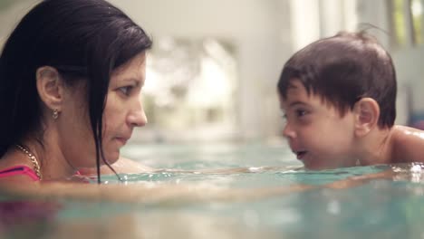 Mutter-Bringt-Ihrem-Sohn-Bei,-Im-Hallenbad-Unter-Wasser-Zu-Schwimmen